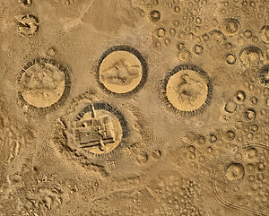 Nous voici à 150 mètres d’altitude ; les tumuli se détachent du sable, cerclés de pierres noires, couverts de galets blancs. Certaines sépultures, remarquablement conservées, font près de 40 mètres de diamètre. Plurimillénaire, ce joyau du désert en témoigne : les marques du paysage révèlent l’histoire.