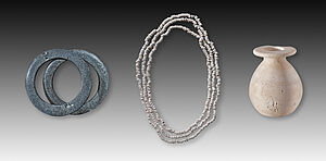 Double bracelet, collier et petit flacon à parfum en albâtre. Ancienne Égypte.